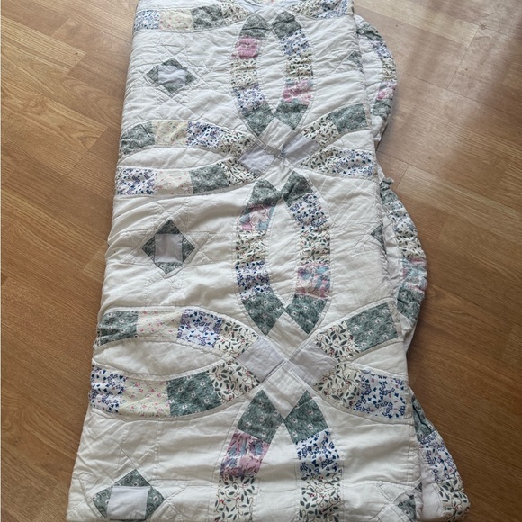 80x80 Gorgeous Vintage Double Wedding Ring Quilt - Needs Repair/Has a Few Stains - Picture 6 of 8